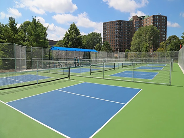 Sơn lại 1 lớp sàn cũ pickleball trường học Ecopick